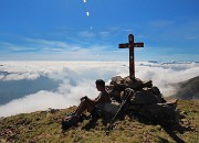 05 In vetta al Pes Gerna (2562 m) sopra le nuvole